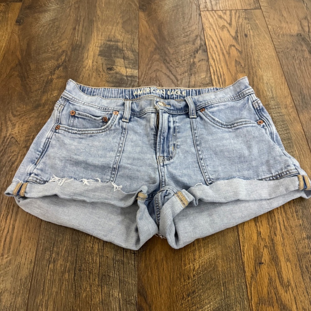 American Eagle Easy Shortie Light Wash Stretch Denim Shorts Women Size 2 Cuffed